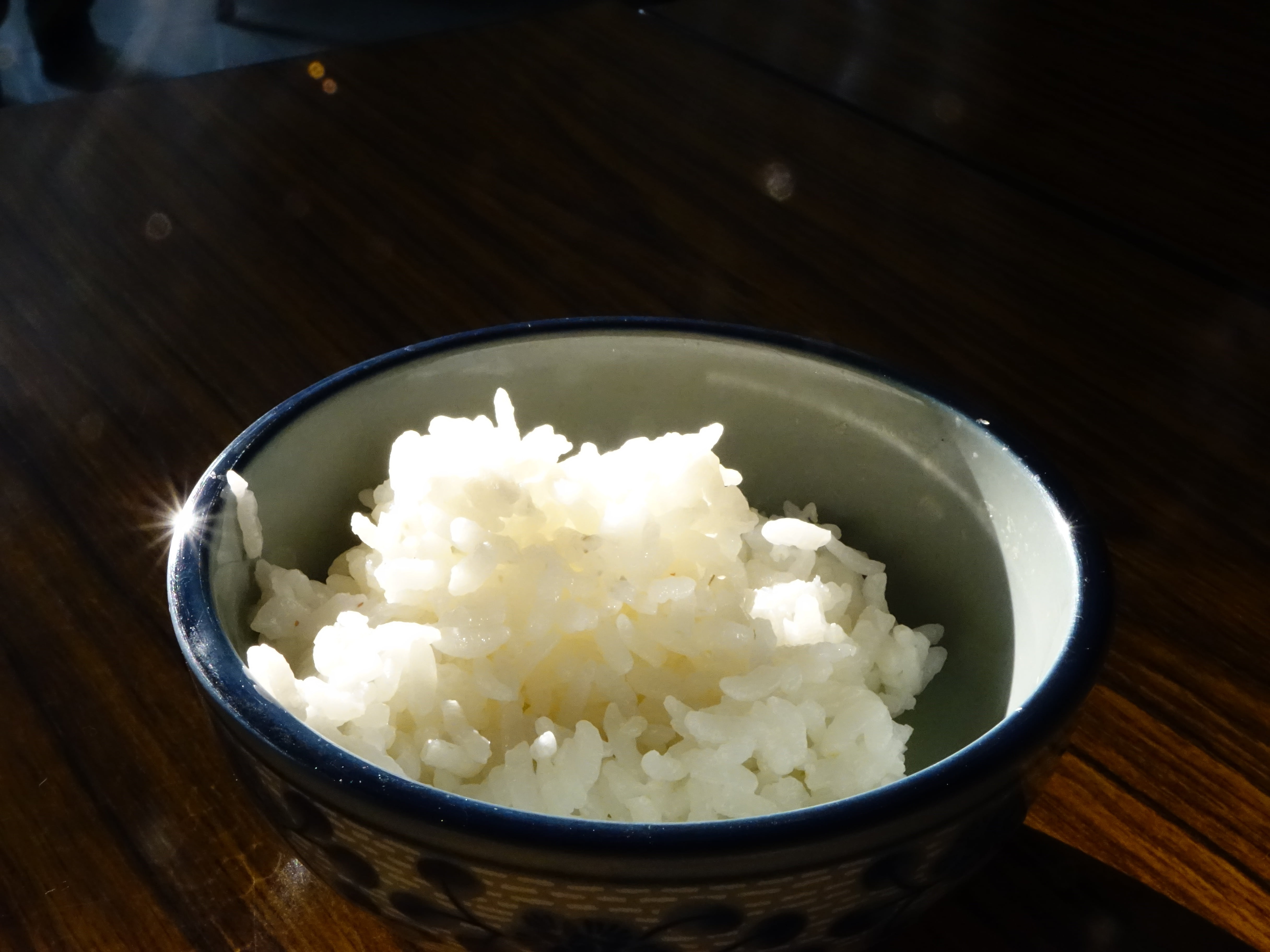 日式飯碗盛載白飯的示意照片